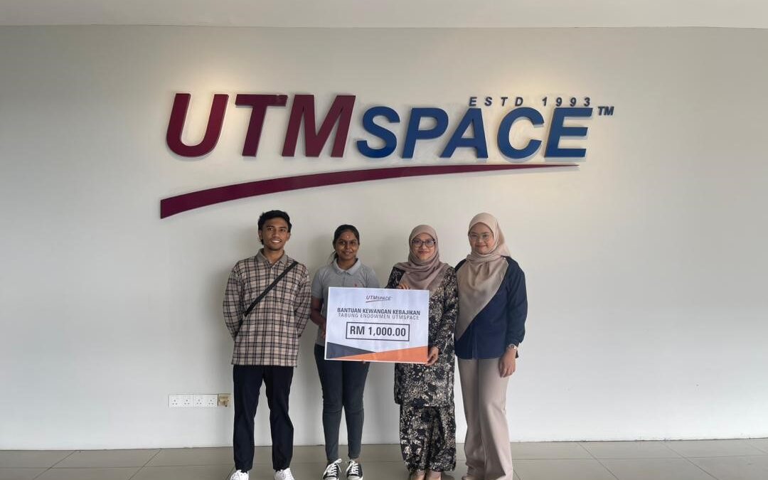 SUMBANGAN BANTUAN KEWANGAN TABUNG ENDOWMEN UTMSPACE KEPADA PELAJAR TERJEJAS BANJIR